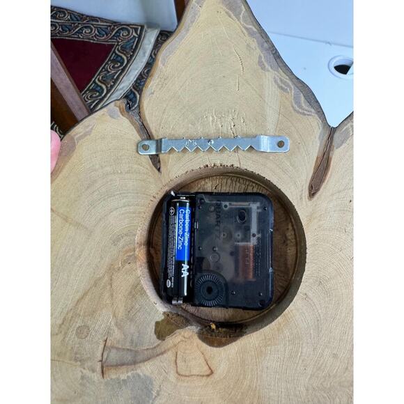 Vintage 1970’s Varnished Wood Slab Burl Edge Clock with Winter Snow Scene - Picture 10 of 10